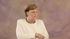 Strach o Merkelovou! Znovu se třásla před kamerou, vodu odmítla