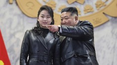 VIDEO: Pyšný táta Kim Čong-un. Svou 13letou dceru nechal řídit tank