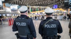 Čech tropil scénu na letišti kvůli předbíhání. Zatkli ho a svlékli