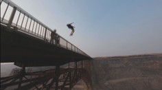 Pořádný adrenalin! Mladíci se vrhali z mostu po hlavě dolů