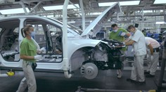 Otálet s koupí vozu se nevyplatí. Podle ekonoma auta prudce zdraží