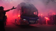 Ostuda fanoušků Barcy. Chtěli zaútočit na autobus PSG, napadli ale svůj tým