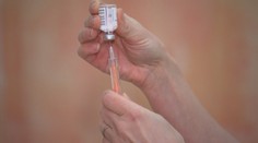 Svět už se těší na návrat k normálu. Britové plánují koncerty do Velikonoc
