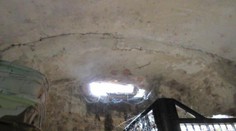 Díra ve střeše, plesnivé zdi i strop. Inspektoři se nestačili divit!