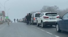 Lidé z Ukrajiny prchají i na Slovensko. U hranic jsou dlouhé kolony
