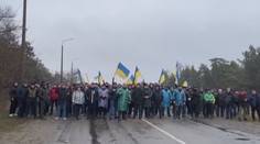 Ukrajinští civilisté se staví tankům. Nemají přitom žádné zbraně