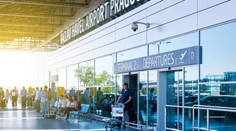 Cestující zmeškali let kvůli dlouhým frontám. Pražské letiště selhalo, tvrdí