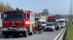 Nehoda tří aut uzavřela dálnici D1 ve směru na Brno. Jeden člověk se zranil