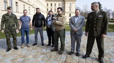 Zásah Vojenské policie u spolku Skupina D. Dodává drony na Ukrajinu