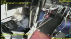 Šokující video: Řidič se zhulil v autobuse a naboural do domů!