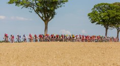 Jako za starých časů. Cyklisté si chtěli zkrátit trasu, schovali se za auta