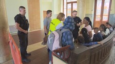 Na hlavní nádraží v Praze stále přijíždí noví uprchlíci. Dobrovolníci se jim snaží pomoci
