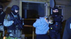 Muž bodl matku a zabarikádoval se v bytě, dostala ho zásahovka