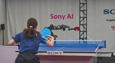 Robot Eso přepisuje historii. Jako první dosáhl profesionální úrovně v ping‑pongu