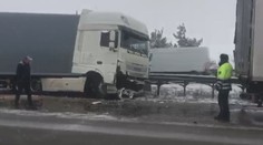Čtyři kamiony se srazily na D5 u Tachova. Nehoda zablokovala také D1