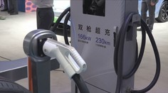 Brusel chce víc elektroaut na silnicích. Firmy už možná klasické vozy nepořídí