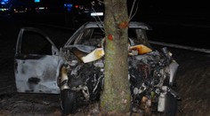 Auto plné mladých lidí narazilo do stromu. Řidič (21) v něm uhořel