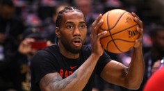 Myl auta 10 hodin denně, zastřelili mu otce. Teď táhne Toronto k titulu