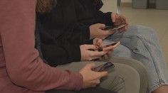 Děti tráví na internetu bez dozoru celé hodiny. Hrozí jim vydírání, varuje policie