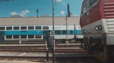 "Brácho, to je celý špatně." Mladík vkročil do kolejiště přímo pod vlak