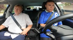 Mladík zvládne řídit auto jen jedním loktem. Přiučil i instruktory v autoškole