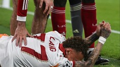 Zranění jako z hororu. Hráč Galatasaraye musel být odnášen s kyslíkovou maskou