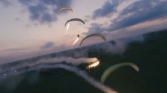Strhující noční let paraglidistů rozzářil nebe. Nad letištěm létaly jiskry