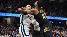 Zákeřný úder a rvačka v NBA. Hvězda Clevelandu dostala pěstí mezi nohy