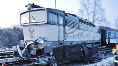 Vlak smetl auto na přejezdu, řidič neměl šanci přežít