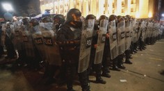 V Gruzii protestovaly tisíce lidí proti autoritářskému zákonu. Policie nasadila vodní děla a slzný plyn