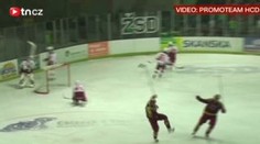 Gólman zakopl za brankou a nahrál na gól. VIDEO