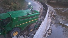 Kombajn se nevešel pod most a skončil ve výkopu. Silnici zablokoval
