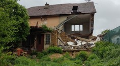Po lijácích se zřítila část dvou domů ve Zlínském kraji. Hasiči evakuovali žáky ze školy