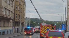 Požár baru v Praze. Hasiči evakuovali desítky lidí z celého domu