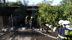 Hořet začalo v místnostech domu, oheň ale rychle zničil i střechu