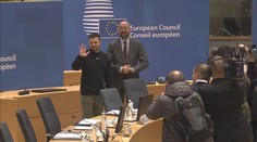 Zelenskyj v Bruselu děkoval za podporu. Odložil dokonce svou vojenskou mikinu