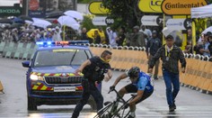 Další incident na Tour. Divák vtrhl na trať na kole a v dresu. Policie ho sejmula