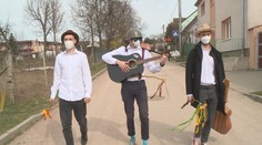 S pomlázkou a respirátorem: Druhou velikonoční koledu si už ujít nenechali