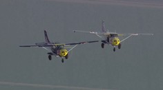 Během letu si chtěli vyměnit letadla. Jeden z pilotů se ale do stroje nedostal