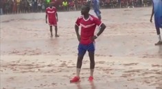 Přestup Maného do Bayernu je blízko. Útočník zatím trénuje na bahně v Africe