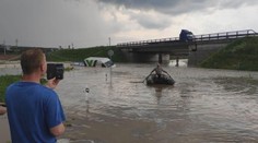 Velká voda uvěznila u Otrokovic dodávku. Posádku museli zachraňovat ve člunu