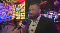 Chuck Norris míří do Prahy, těší se i Vémola. Co by se od něj chtěl naučit?