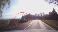 Děsivé video: Auto skončilo na střeše, policisté projeli kolem a...