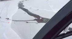 Muž se s vozítkem propadl pod led. Záchranáři poslali vrtulník