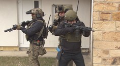 V Česku se zvýšil zájem o kurzy střelecké i přežití. Reportér si zkusil, jak jsou těžké