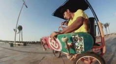 To je borec! Mladík (24) nemá nohy, přesto jezdí na skateboardu jako bůh! VIDEO