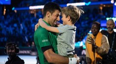 Djokovičův syn baví fanoušky. V eseji o svém hrdinovi zmínil Federera i Nadala