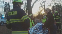 Krmení kachen se proměnilo v boj o život. Seniorka spadla ze srázu