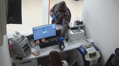 Policisté dopadli lupiče z banky v Mladé Boleslavi, přepadením chtěl vyřešit dluhy