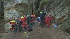Pes a liška jsou ve skále osm dní, záchranáři se nevzdávají
